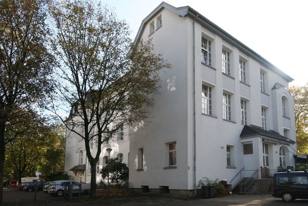 Foto Schule Parkplatzansicht
